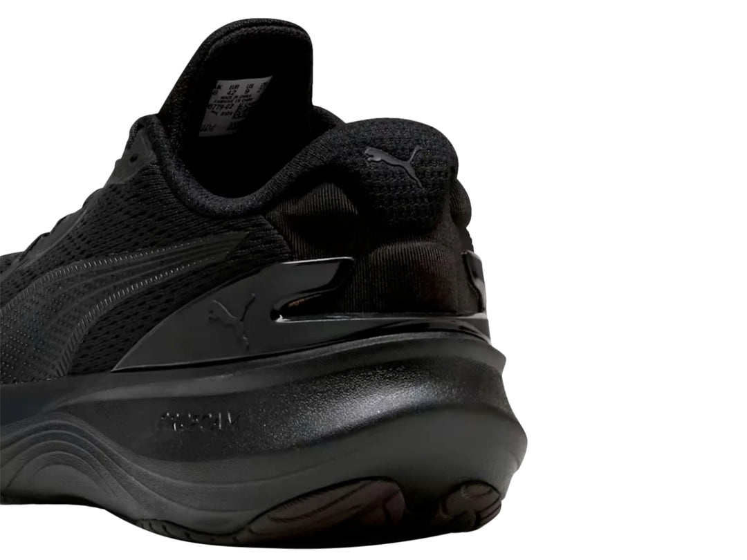 Tenis deportivos PUMA color negro con diseño aerodinámico y parte superior de malla.