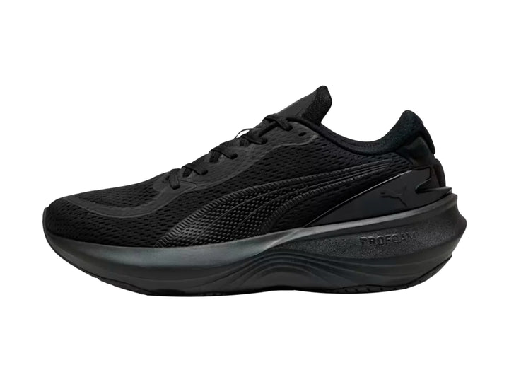 Tenis deportivos PUMA color negro con diseño aerodinámico y parte superior de malla.