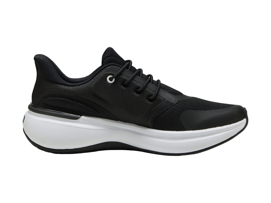 Tenis PUMA Softride Exo Shift en color negro con suela blanca gruesa y diseño deportivo.