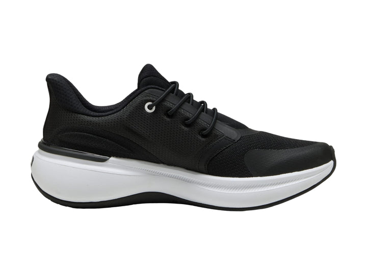 Tenis PUMA Softride Exo Shift en color negro con suela blanca gruesa y diseño deportivo.