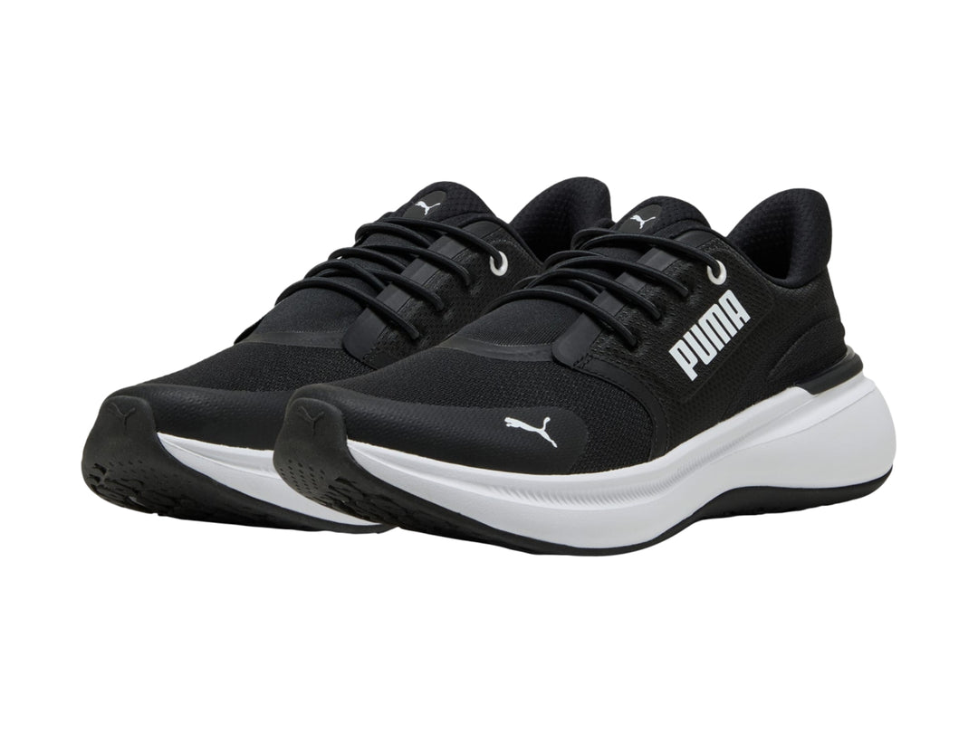 Tenis PUMA Softride Exo Shift en color negro con suela blanca gruesa y diseño deportivo.