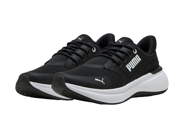 Tenis PUMA Softride Exo Shift en color negro con suela blanca gruesa y diseño deportivo.
