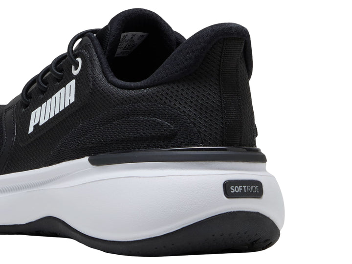 Tenis PUMA Softride Exo Shift en color negro con suela blanca gruesa y diseño deportivo.