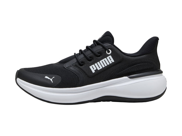 Tenis PUMA Softride Exo Shift en color negro con suela blanca gruesa y diseño deportivo.