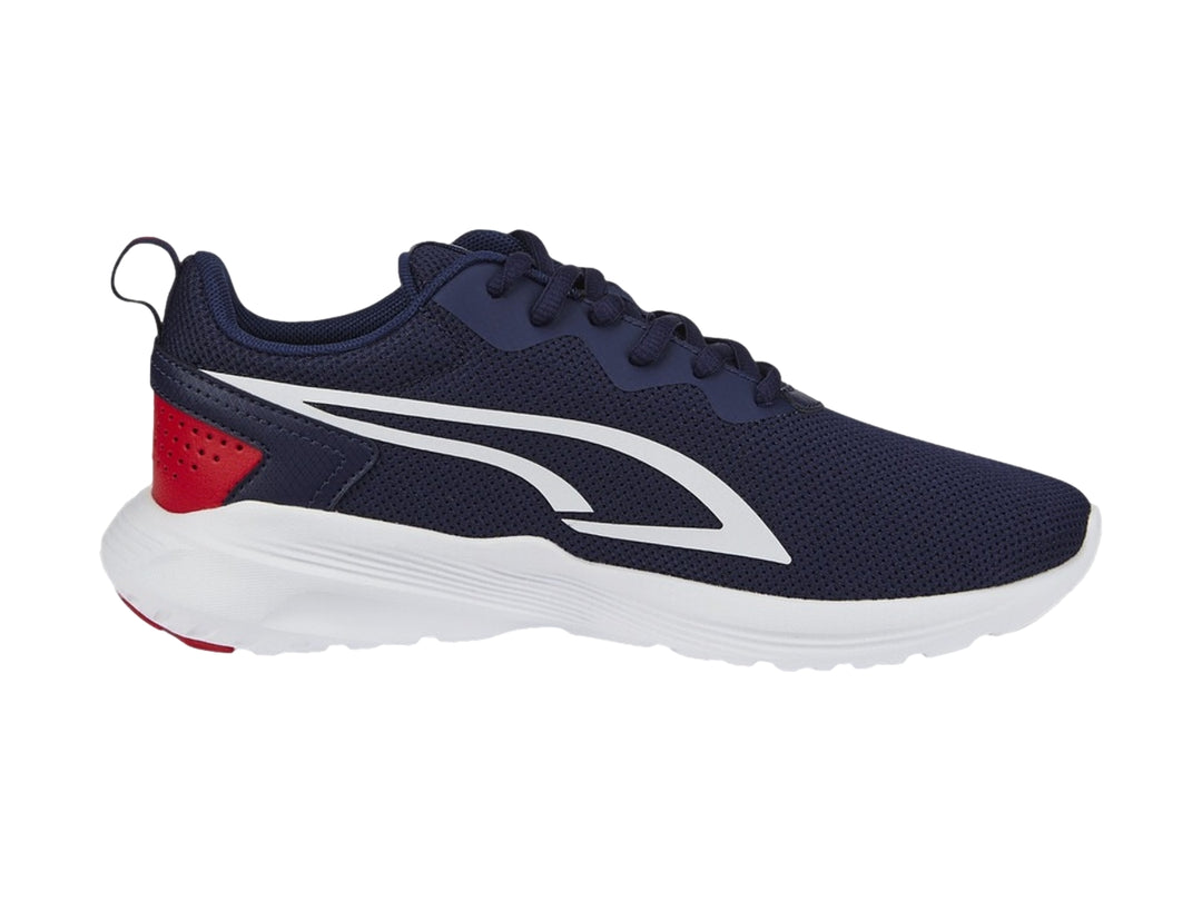 Tenis deportivos PUMA para niño en color azul marino con detalles en blanco y rojo, suela blanca.