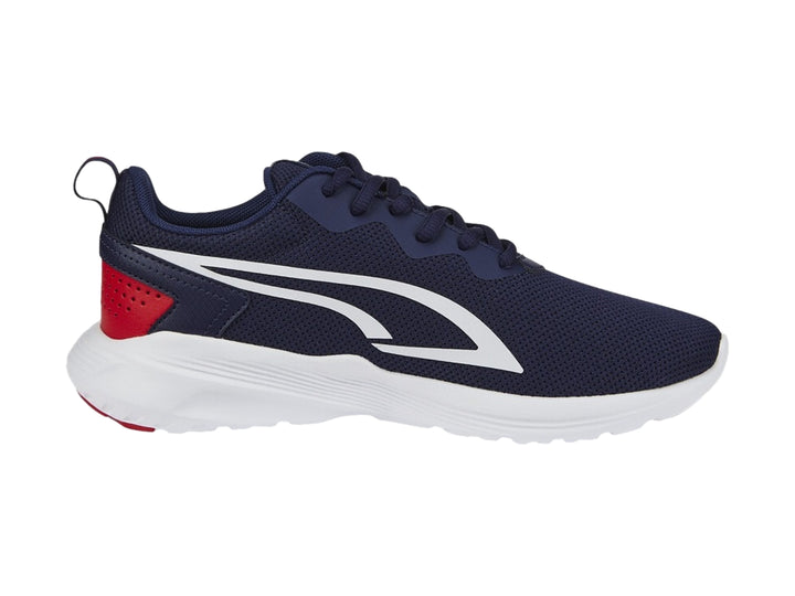 Tenis deportivos PUMA para niño en color azul marino con detalles en blanco y rojo, suela blanca.