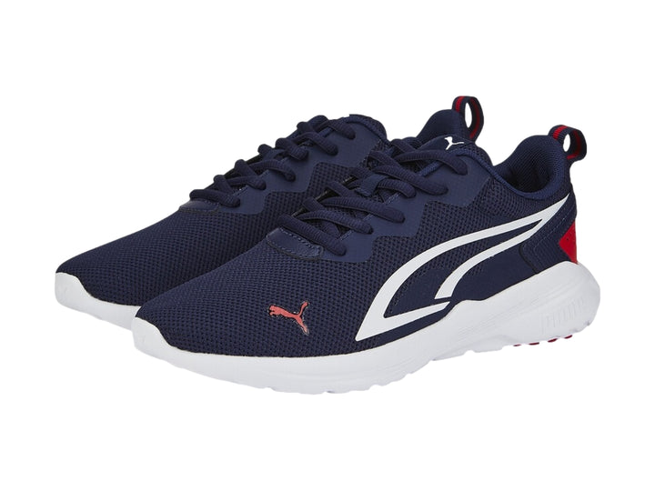 Tenis deportivos PUMA para niño en color azul marino con detalles en blanco y rojo, suela blanca.