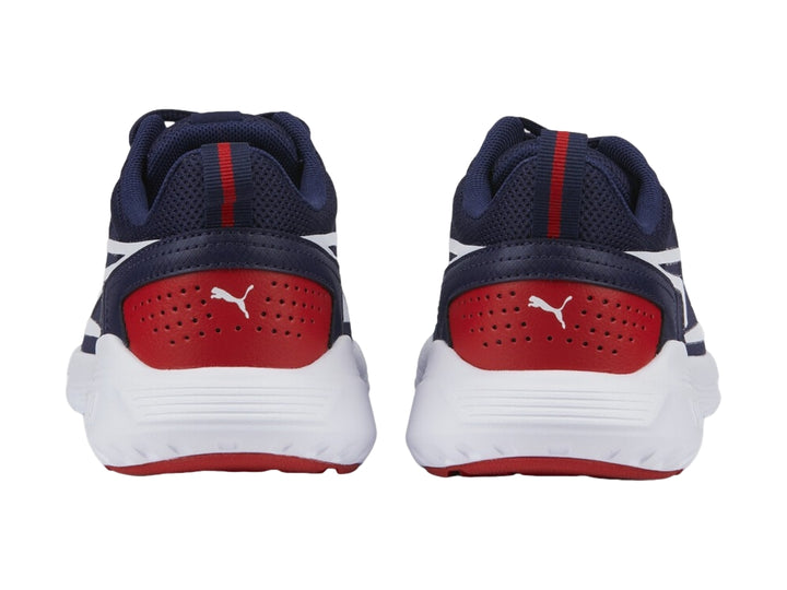 Tenis deportivos PUMA para niño en color azul marino con detalles en blanco y rojo, suela blanca.