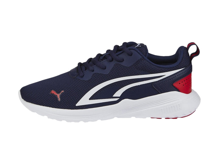 Tenis deportivos PUMA para niño en color azul marino con detalles en blanco y rojo, suela blanca.