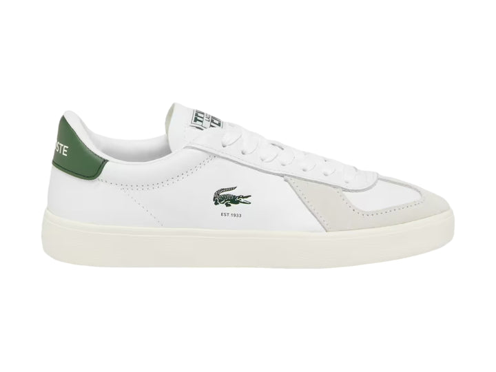 Tenis Lacoste blancos de cuero con detalles en verde en el talón y suela color hueso.
