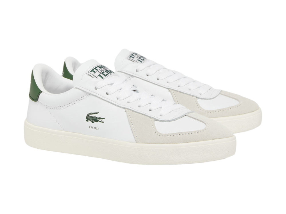 Tenis Lacoste blancos de cuero con detalles en verde en el talón y suela color hueso.