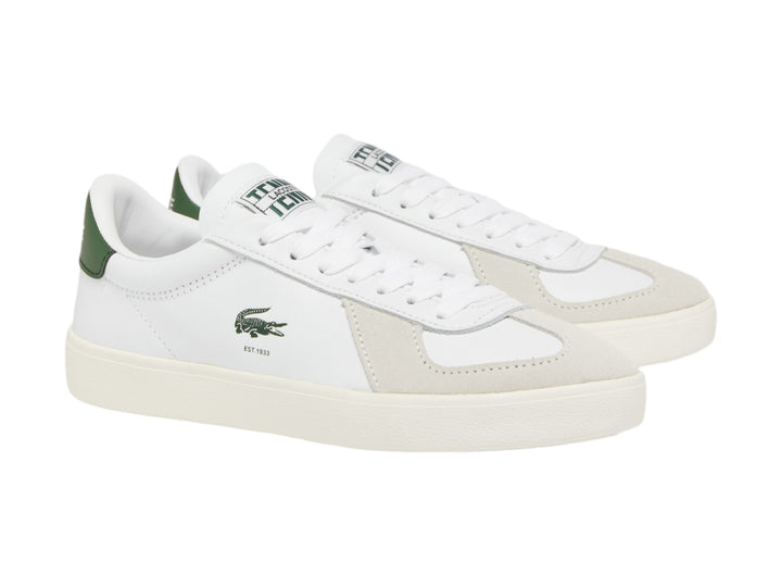 Tenis Lacoste blancos de cuero con detalles en verde en el talón y suela color hueso.