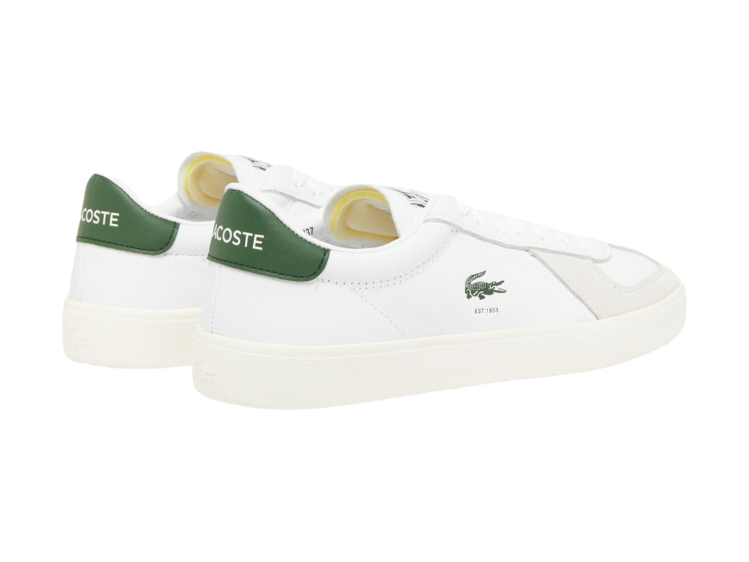 Tenis Lacoste blancos de cuero con detalles en verde en el talón y suela color hueso.