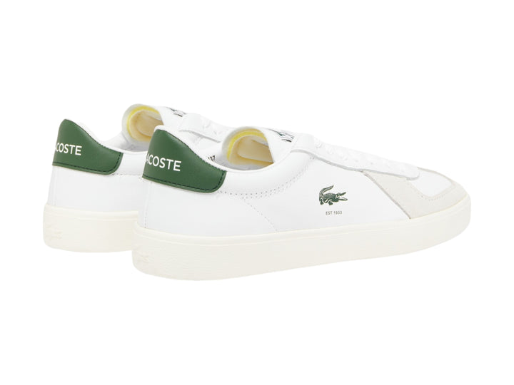 Tenis Lacoste blancos de cuero con detalles en verde en el talón y suela color hueso.