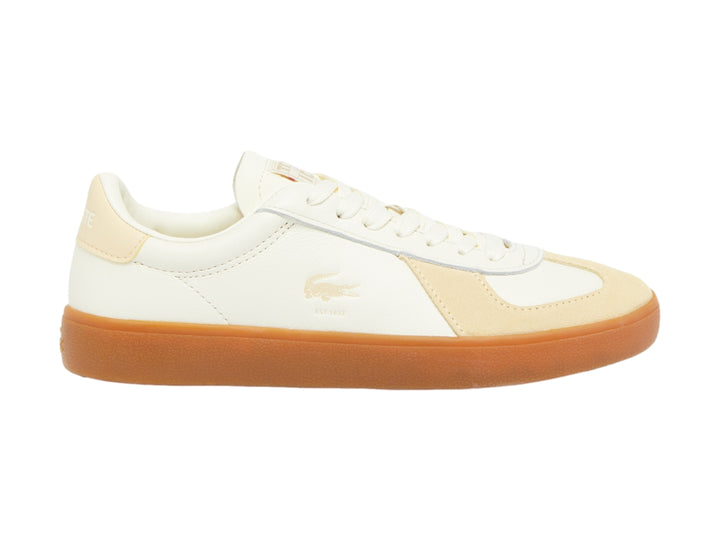 Tenis Lacoste en color blanco y beige con suela de goma marrón.