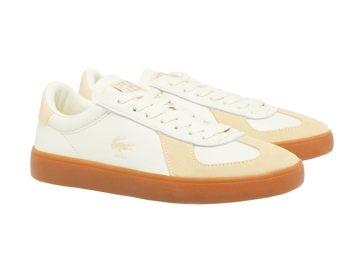 Tenis Lacoste en color blanco y beige con suela de goma marrón.