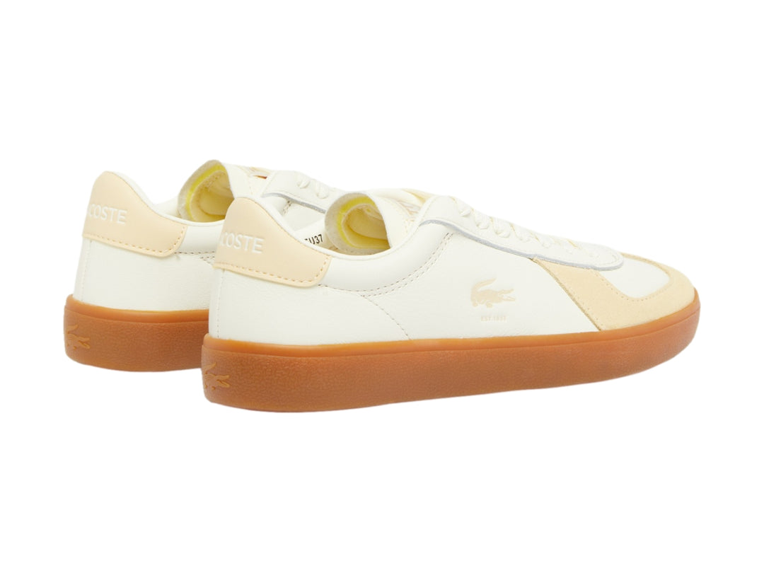 Tenis Lacoste en color blanco y beige con suela de goma marrón.