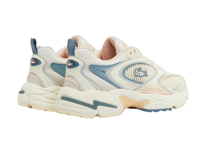 Tenis Lacoste estilo chunky en color blanco roto con detalles en azul y rosa pálido.