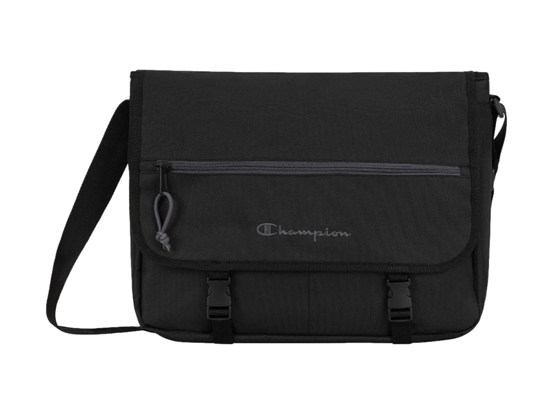 Bolso bandolera Champion color negro con correa ajustable, cierre frontal y hebillas de plástico.