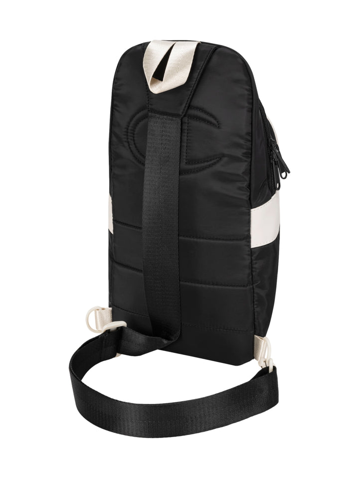 Bolsa de hombro Champion color negro con detalles en blanco y correa ajustable.