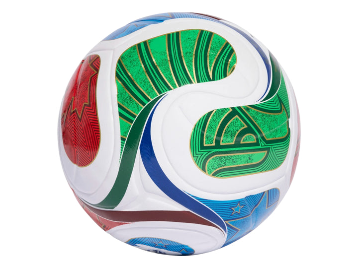 Balón de fútbol multicolor con diseño de estrellas y logo de FIFA.