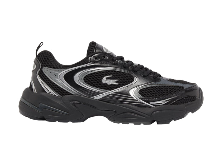 Tenis deportivos Lacoste color negro con detalles plateados y suela robusta.