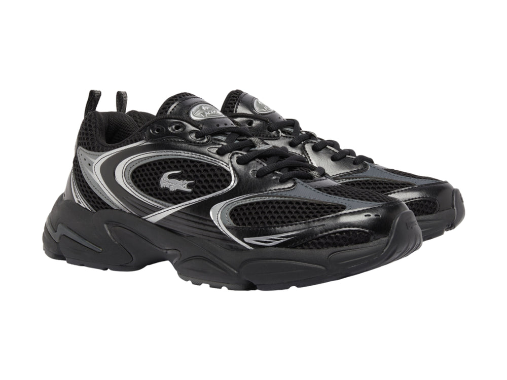 Tenis deportivos Lacoste color negro con detalles plateados y suela robusta.