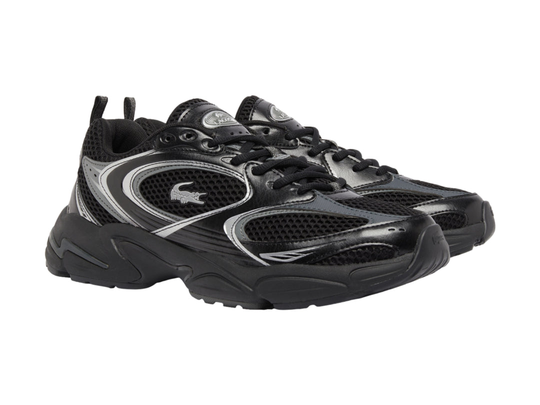 Tenis deportivos Lacoste color negro con detalles plateados y suela robusta.