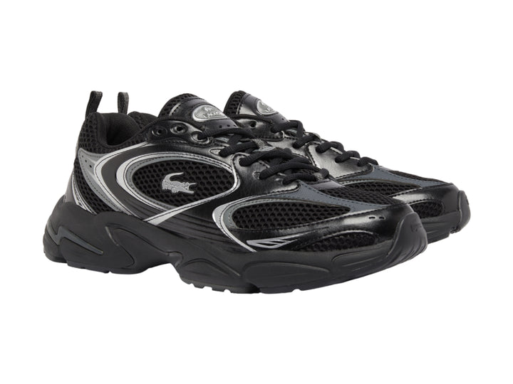 Tenis deportivos Lacoste color negro con detalles plateados y suela robusta.