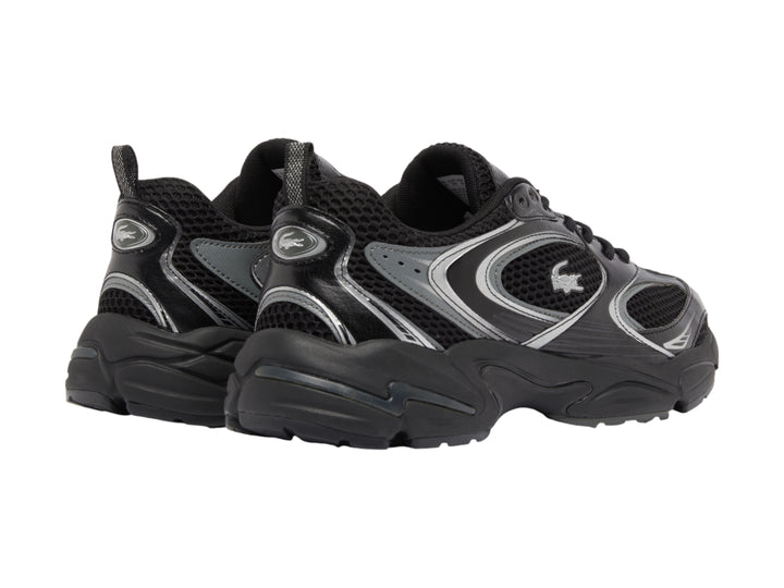 Tenis deportivos Lacoste color negro con detalles plateados y suela robusta.