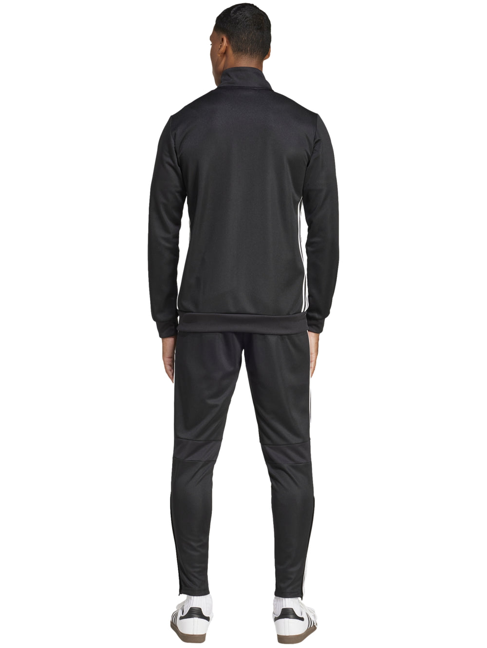 Hombre vistiendo conjunto deportivo Adidas Tiro 25 color negro con franjas blancas laterales.