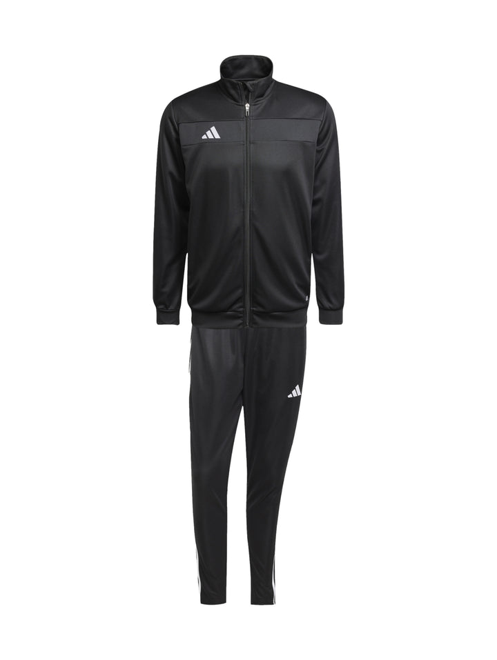 Hombre vistiendo conjunto deportivo Adidas Tiro 25 color negro con franjas blancas laterales.