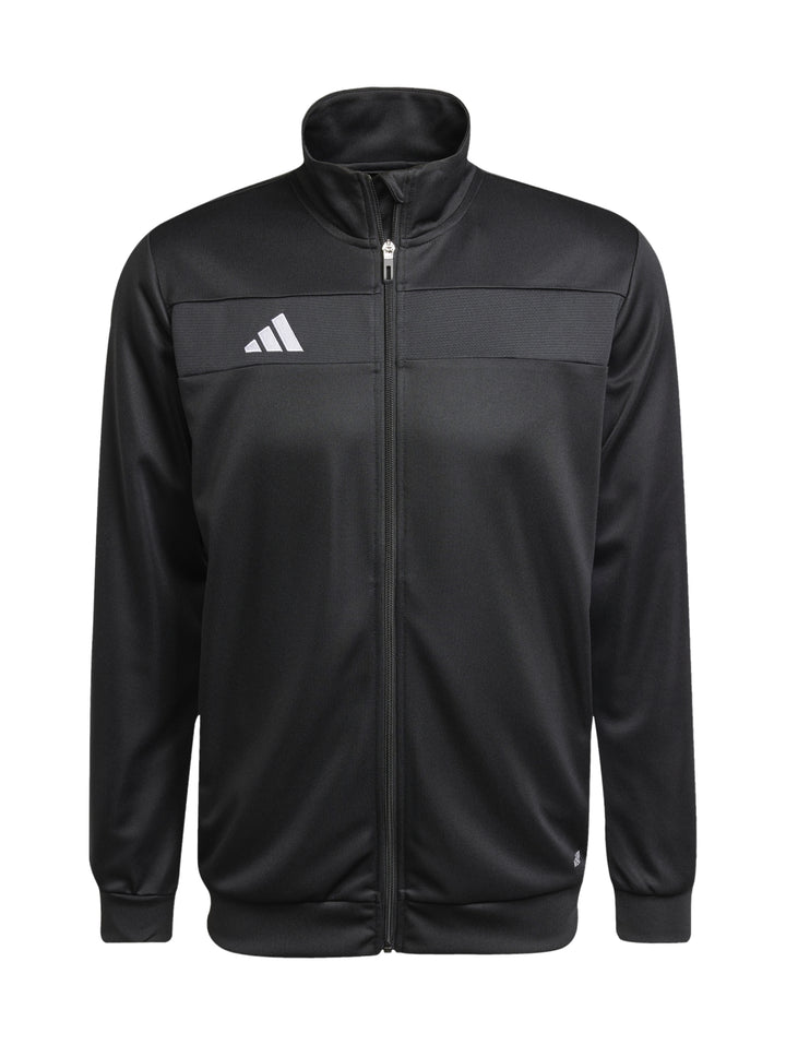 Hombre vistiendo conjunto deportivo Adidas Tiro 25 color negro con franjas blancas laterales.
