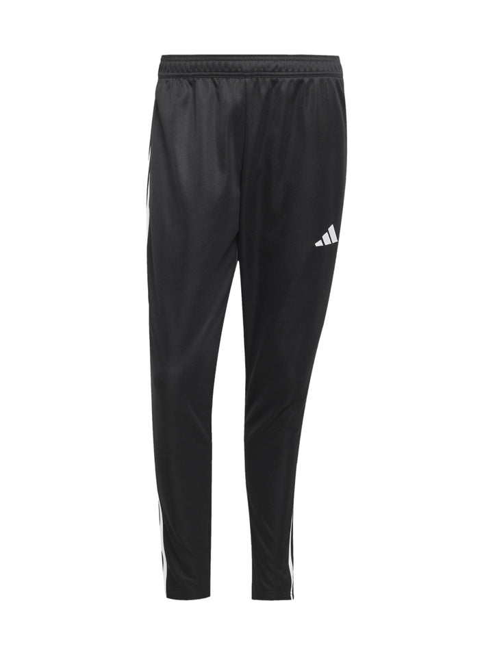 Hombre vistiendo conjunto deportivo Adidas Tiro 25 color negro con franjas blancas laterales.