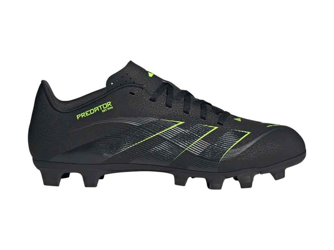 Zapato de fútbol Adidas Predator color negro con detalles en verde lima y tacos en la suela.