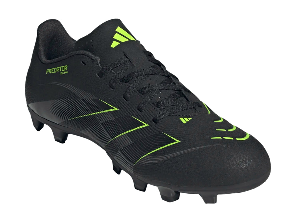 Zapato de fútbol Adidas Predator color negro con detalles en verde lima y tacos en la suela.