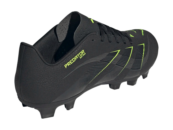 Zapato de fútbol Adidas Predator color negro con detalles en verde lima y tacos en la suela.