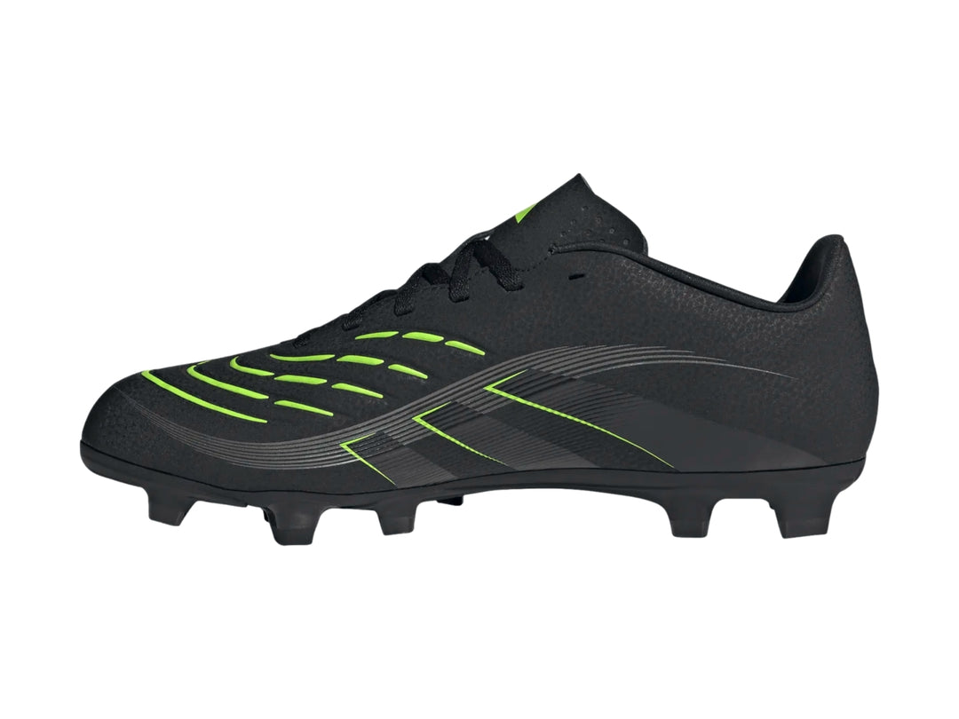 Zapato de fútbol Adidas Predator color negro con detalles en verde lima y tacos en la suela.