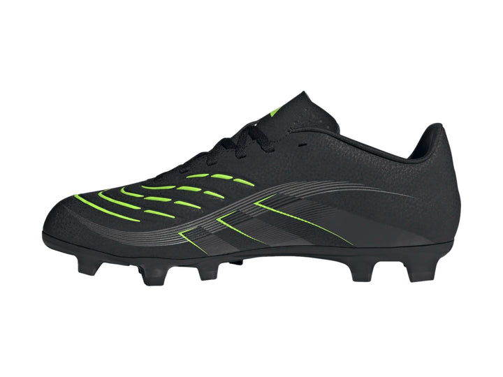Zapato de fútbol Adidas Predator color negro con detalles en verde lima y tacos en la suela.
