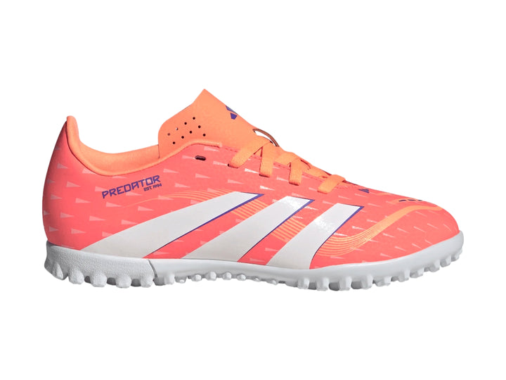 Zapato de fútbol Adidas Predator Club TF en color naranja con franjas blancas y suela blanca para superficies sintéticas.