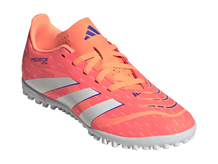 Zapato de fútbol Adidas Predator Club TF en color naranja con franjas blancas y suela blanca para superficies sintéticas.