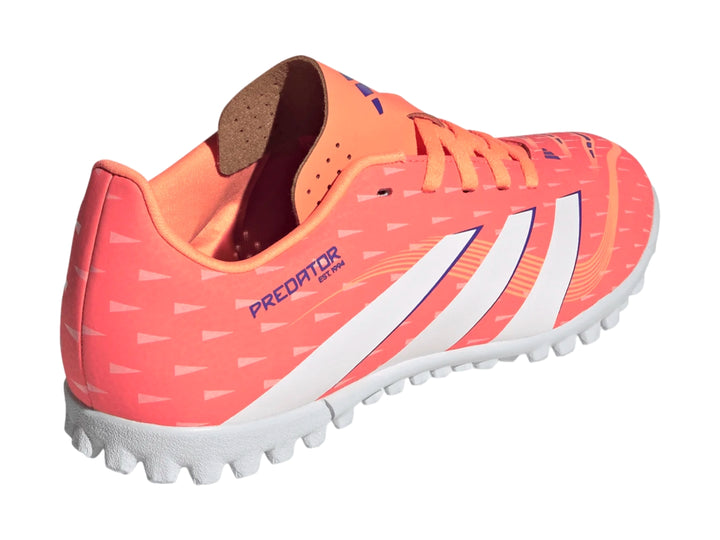 Zapato de fútbol Adidas Predator Club TF en color naranja con franjas blancas y suela blanca para superficies sintéticas.