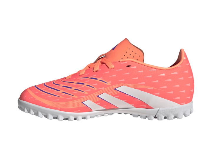 Zapato de fútbol Adidas Predator Club TF en color naranja con franjas blancas y suela blanca para superficies sintéticas.