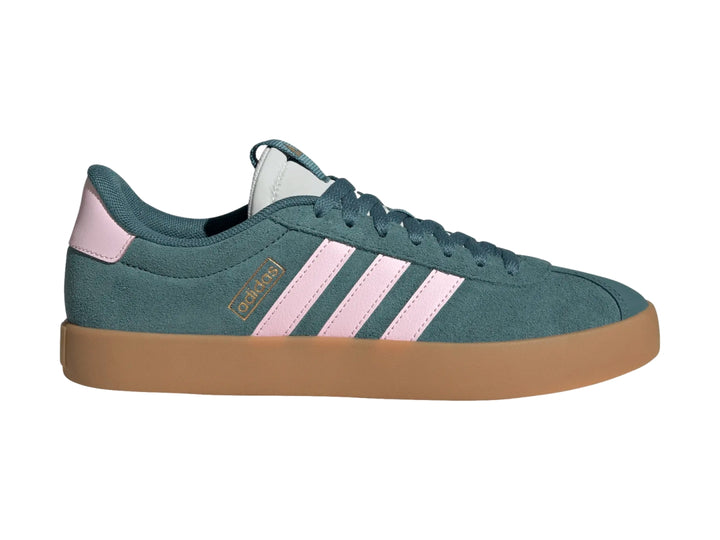 Tenis Adidas VL Court 3.0 en color verde con tres franjas laterales rosa y suela café.