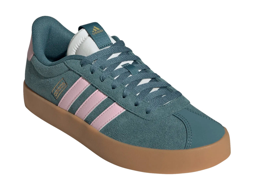 Tenis Adidas VL Court 3.0 en color verde con tres franjas laterales rosa y suela café.