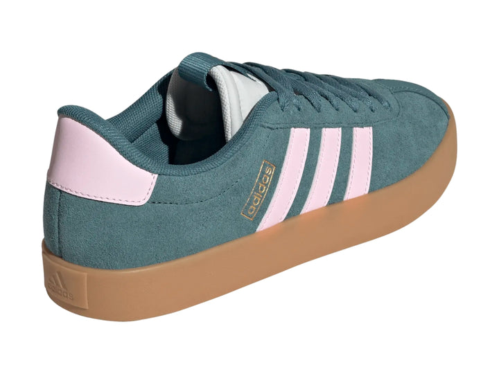 Tenis Adidas VL Court 3.0 en color verde con tres franjas laterales rosa y suela café.