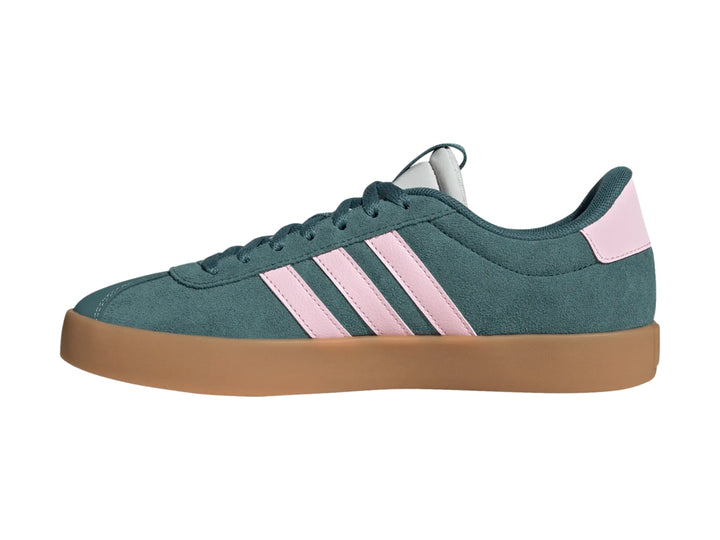 Tenis Adidas VL Court 3.0 en color verde con tres franjas laterales rosa y suela café.
