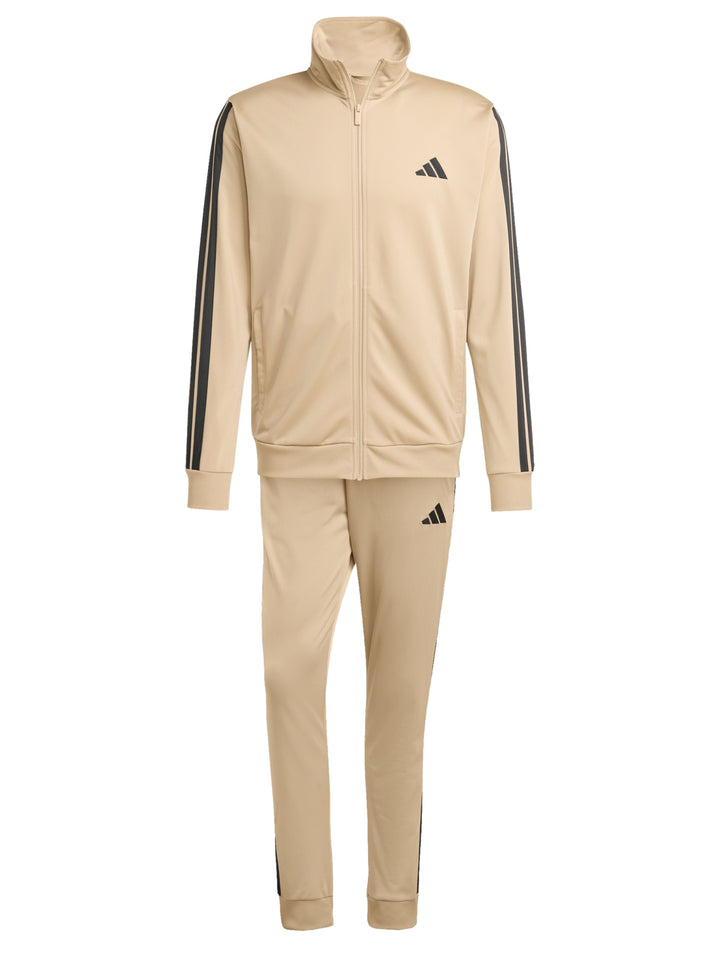Conjunto deportivo Adidas color arena con tres franjas negras laterales, incluye chamarra y pantalón.