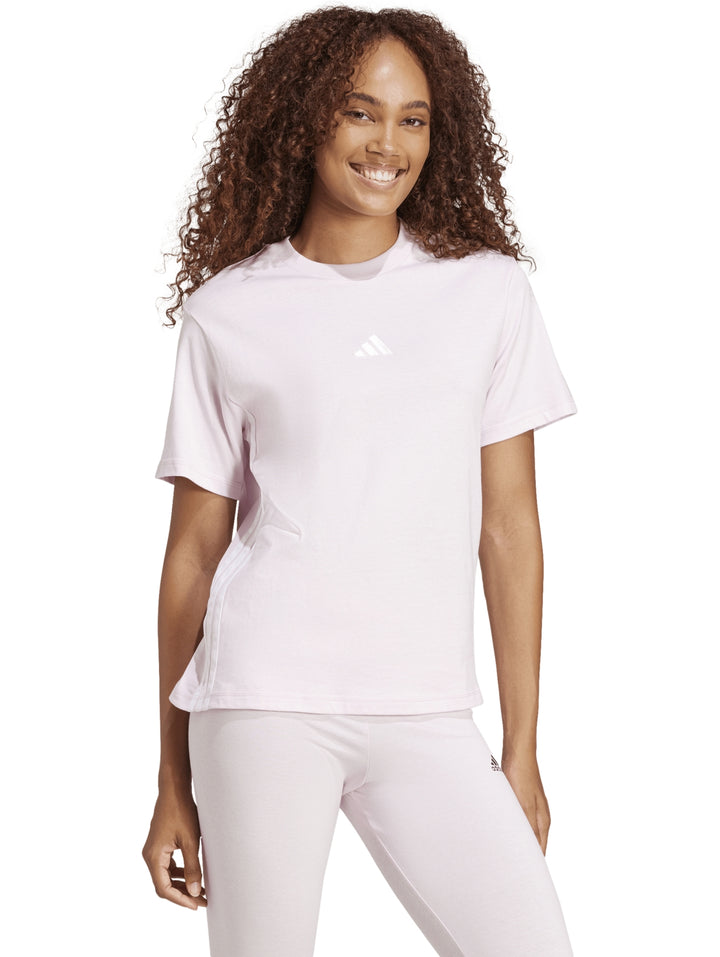 Mujer vistiendo camiseta deportiva Adidas de color rosa claro con logo en el pecho.