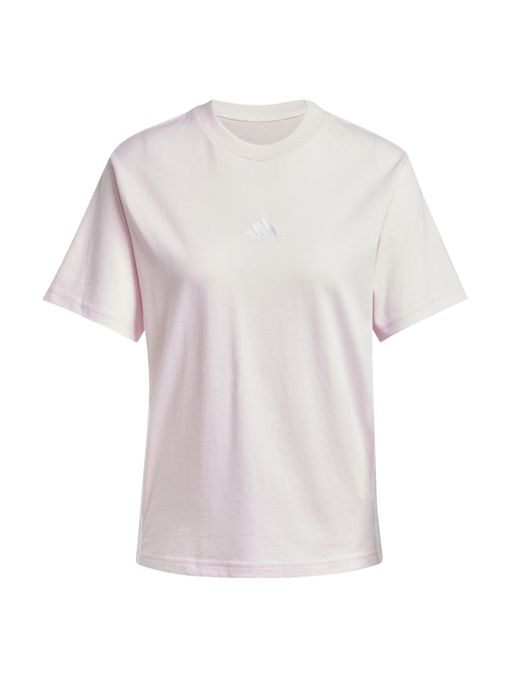 Mujer vistiendo camiseta deportiva Adidas de color rosa claro con logo en el pecho.